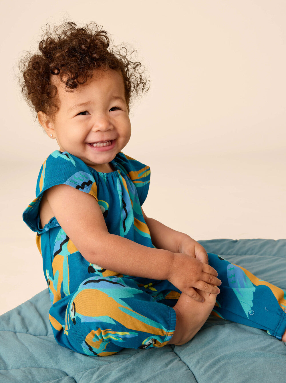 TEA COLLECTION BEBE NIÑA ROMPER FLUTTER SLEEVE BLUE & YELLOW MACAWS