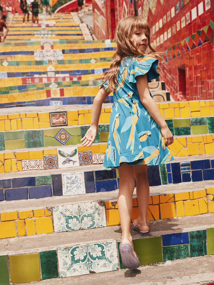 TEA COLLECTION NIÑA VESTIDO FLUTTER SLEEVE TWIRL BLUE & YELLOW MACAWS