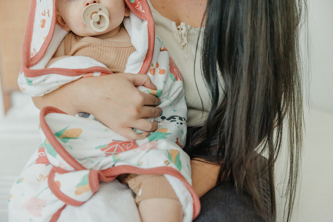 COPPER PEARL BEBE NIÑA TOALLA CON CAPUCHA PREMIUM FARMSTEAD