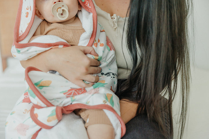 COPPER PEARL BEBE NIÑA TOALLA CON CAPUCHA PREMIUM FARMSTEAD