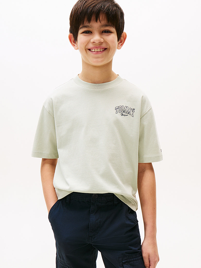 TOMMY HILFIGER NIÑO TSHIRT VARSITY GRAPHIC PRINT MISTY SAGE