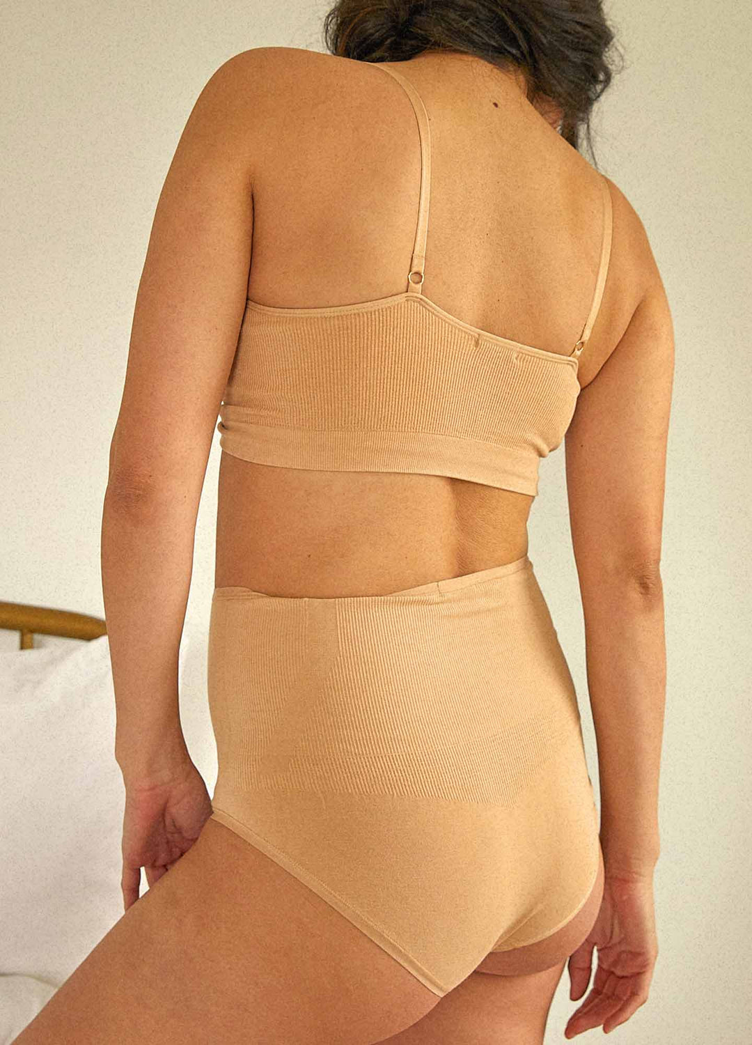 The Essential Nursing and Pumping Bra Sand - vista 5