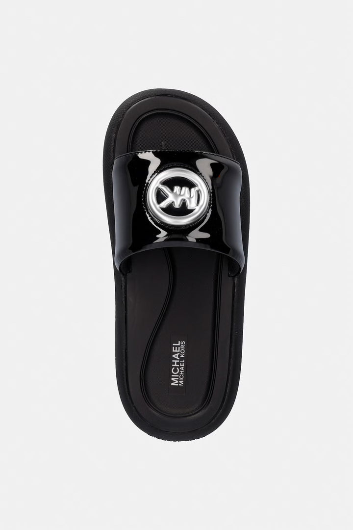 MICHAEL KORS NIÑA CHANCLETA RAELYNN BUBBLE BLACK PATENT WITH SILVER BUBBLE CHARM