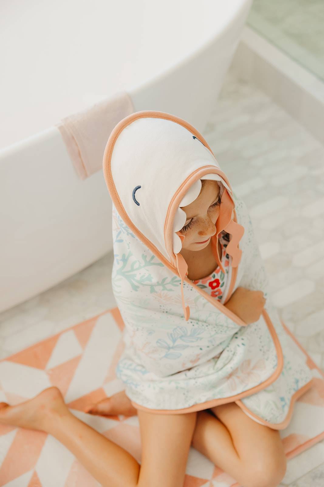 COPPER PEARL BEBE NIÑA TOALLA CON CAPUCHA CORA CHARACTER